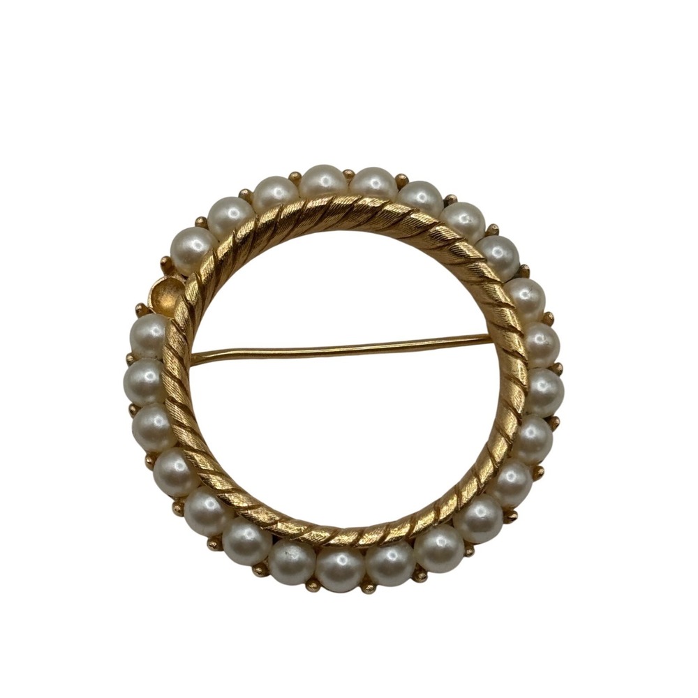 Vintage Trifari Gold Tone Circle Wreath Brooch Pin READ Missing 1 Faux Pearl‎